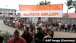 资料照:所罗门群岛民众在投票站外排队投票。(2024年4月17日)