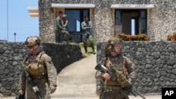 资料照：美军士兵在美菲联合军事演习中抵达菲律宾最北端的巴丹群岛省伊巴亚特镇的一个机场。（2024年5月6日）