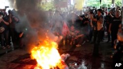 泰国前进党的支持者在曼谷为泰党党部门前抗议。(2023年8月2日)