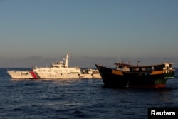 资料照:中国海岸警卫队船只在南中国海阻止菲律宾的供给船行驶。(2024年5月4日)