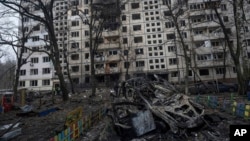 俄罗斯火箭2023年12月13日袭击了乌克兰基辅的一个居民区。(美联社照片)