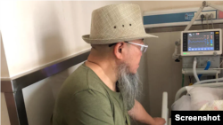 季风在病床前陪护生命垂危的严正学 (X截图)