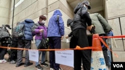 香港壹传媒创办人黎智英国安案12月19日踏入第二日审讯，西九龙裁判法院大楼外继续有大批市民及怀疑“排队党”轮候旁听席筹号。 (美国之音/汤惠芸)