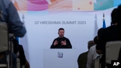 2023年5月21日,在日本广岛举行的七国集团峰会上,乌克兰总统泽连斯基在新闻发布会上讲话。