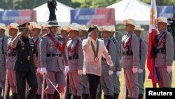 菲律宾总统小马科斯与菲律宾陆军司令罗密欧·布劳纳将军在塔吉格的博尼法乔堡陆军基地检阅军队。(2023年3月22日)