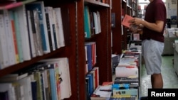 资料照片:2020年6月23日,一名男子在中国香港的一家独立书店读书。(路透社照片)