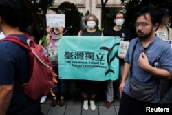 资料照:台湾民众聚集在台北的立法院外表达自己的政治意愿。(2024年5月24日)