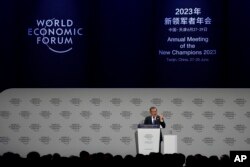 中国总理李强在天津举行的世界经济论坛第十四届新领军者年会上讲话。(2023年6月27日)