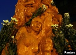 资料照:曾经展示在香港大学校园纪念8964天安门民主运动的一个雕塑的局部。