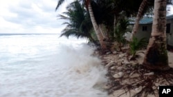 资料照片:马绍尔群岛基利岛的岸边海浪。(2015年1月21日,比基尼环礁当地政府照片)