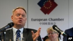 中国欧盟商会会长彦辞(Jens Eskelund)在北京举行的欧洲企业在华商业信心调查发布会上发表讲话。(2023年月21日)