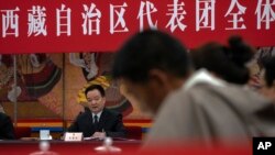 资料照:中国西藏自治区党委书记王俊正在北京人大会堂举行全国人大会议期间在西藏代表团讲话。(2024年3月6日)