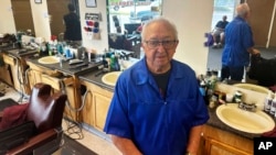 2024年7月18日,怀俄明州夏延市87岁的理发师伊莱·特鲁希略在理发店里。(美联社照片)