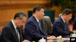 中国领导人习近平与所罗门群岛总理杰里迈亚·马内莱(Jeremiah Manele)在北京人大会堂举行会谈时讲话。(2024年7月12日)