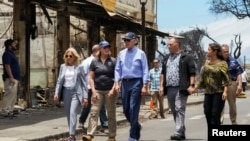 美国总统拜登和第一夫人吉尔·拜登在夏威夷州长格林的陪同下视察毛伊岛拉海纳镇的灾情。(2023年8月21日)