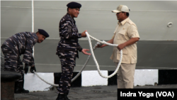 Menteri Pertahanan Prabowo Subianto bersama dengan Kepala Staf Angkatan Laut, Laksamana TNI Muhammad Ali (kiri) melakukan pelepasan secara simbolik KRI 992 pada Kamis (18/1) di Jakarta. (VOA/Indra Yoga)