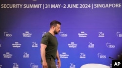 乌克兰总统泽连斯基在新加坡举办的香格里拉对话会议期间前去出席一个记者会。(2024年6月2日)