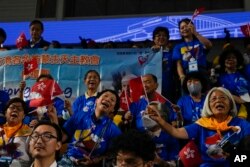 来自香港的天主教信徒在蒙古乌兰巴托欢迎教宗方济各。(2023年9月3日)