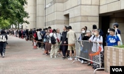 香港民主派初选47人案,16名不认罪被告2024年5月30日颁布裁决,受到公众关注。有大批香港市民到西方龙裁判法庭排队旁听。 (美国之音照片)
