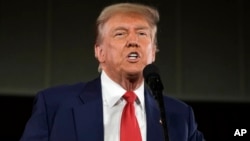 Kandidat presiden dari Partai Republik, mantan Presiden Donald Trump berbicara pada rapat umum kampanyenya di kota Waukesha, Wisconsin 1 Mei 2024.