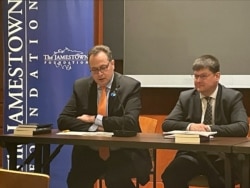 拉脱维亚驻美大使赛尔嘉(Maris Selga)(左)2023年3月7日出席詹姆斯敦基金会举办的活动。(美国之音薛小山拍摄)