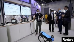 资料照:上海举办的华为全联接大会上展示的机器狗。(2023年9月23日)