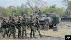 资料照片:台湾士兵在陆军台东地区指挥部基地参加军训。(2024年1月31日)