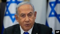 资料照：以色列总理内塔尼亚胡在特拉维夫的以色列国防部所在地基里亚军事基地主持内阁会议。（2023年12月24日）