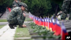 资料照:在中国对金门岛发动致命袭击65周年的纪念仪式上,台湾士兵向阵亡者致敬。(2023年8月23日)