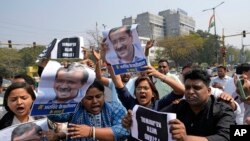 印度普通人党支持者在首都新德里抗议领导人凯杰里瓦尔被捕。(2024年3月22日)