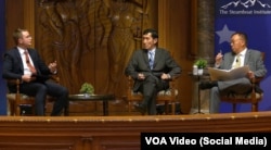 麻省理工学院政治经济和国际管理教授黄亚生博士(中)与美国中国问题专家余茂春(右)一起参加一个中国问题研讨会。(资料照)