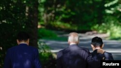 美国、日本与韩国领导人2023年8月18日在戴维营举行会晤。(路透社)