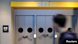 一名男子走过北京的脱口秀笑果公司紧锁的大门。(2023年5月19日)