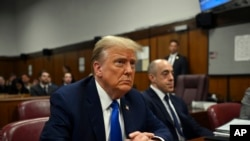 前总统特朗普2024年4月22日在纽约出席封口费一案的审判。