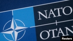 美国首都华盛顿会展中心为北约峰会竖立起北约标识。(2024年7月9日)