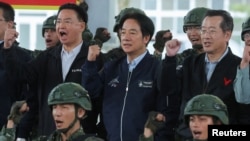 资料照片:台湾总统赖清德视察花莲一处军事基地时与国军官兵在一起。(2024年5月28日)