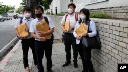 资料照片：深圳改革宗圣道教会成员准备在联合国难民事务高级专员公署驻泰国曼谷的办公室递交难民申请。他们声称在中国遭受了宗教迫害。他们说，他们面临中国政府的骚扰，还有可能被遣返。(2022年9月5日)