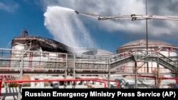 俄罗斯克拉斯诺达尔边疆区的消防队员在扑灭一座油库的大火。(2023年5月3日)