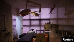 资料照:韩国天安市一家美容整形诊所的手术室。(2021年8月31日)