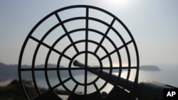 2023年3月5日,在台湾马祖列岛北竿岛的观景台上,一门陈旧的 40 毫米防空炮指向大海。(美联社照片)