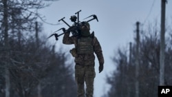 Seorang tentara Ukraina membawa drone dekat garis depan dekat Avdiivka, wilayah Donetsk, Ukraina, Jumat, 17 Februari 2023. (Foto: AP)