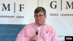 美国国务院东亚及太平洋事务局副助理国务卿及中国事务协调员马克·兰伯特在德国马歇尔基金会发表讲话。(2024年4月29日,美国之音锺辰芳拍摄)