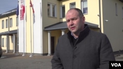 多乌霍贝丘夫乡长德鲁尼克接受美国之音采访。