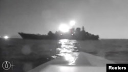 2023年8月4日,一架海上无人艇拍摄的视频显示俄罗斯新罗西斯克港附近的 Olenegorsky Gornyak 船。(照片来自社媒视频截图)