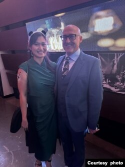 Yorie Kumalasari (kiri) dan sutradara "Kung Fu Panda 4," Mike Mitchell (kanan) di acara pemutaran "Kung Fu Panda 4." (dok: Yorie)