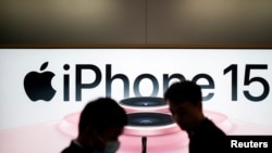 资料照:上海苹果专卖店的新款苹果手机iPhone 15的广告。(2023年9月22日)