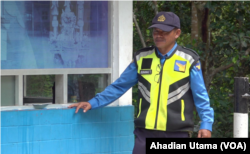 Petugas jaga eks kamp pengungsi Vietnam, Abunawas Tanawolo. (VOA/Ahadian Utama)