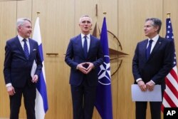 美国国务卿布林肯(右)、北约秘书长斯托尔滕贝格(中)和芬兰外交部长佩卡·哈维斯托在布鲁塞尔的北约总部。(2023年4月4日)
