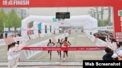 4月14日举行的北京半程马拉松比赛中疑似出现假赛,三名非洲选手似乎“保送”中国选手何杰获得冠军。(微博截图)