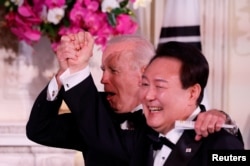 拜登总统和韩国总统尹锡悦在白宫的晚宴上。（2023年4月26日）